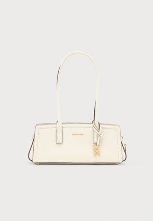 Rektangulær håndtaske i cremefarve med dobbelte håndtag og gyldent Michael Kors-logo ved fronten.