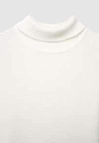 Maglione bianco a dolcevita, texture lavorata a maglia, materiale morbido, con colletto alto e motivo a coste, caratterizzato da una finitura liscia e senza ulteriori decorazioni.