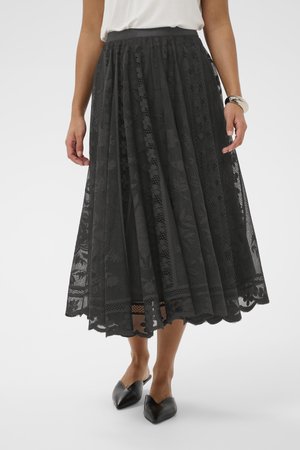 Gonna midi nera in pizzo con un motivo floreale, design plissettato e orlo scallop. Il tessuto leggero crea un aspetto strutturato e stratificato.