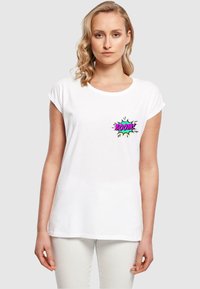 Merchcode BOOM COMIC EXTENDED SHOULDER TEE - Trükipildiga T-särk - white