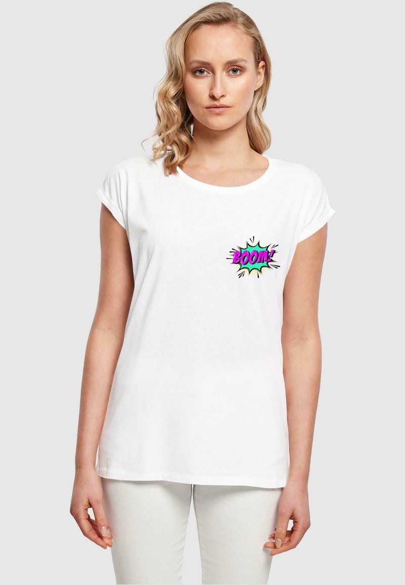 Merchcode BOOM COMIC EXTENDED SHOULDER TEE - Trükipildiga T-särk - white