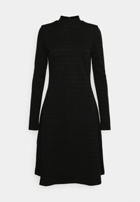 Robe noire à manches longues avec un col montant, confectionnée dans un tissu texturé avec un motif en relief comportant du texte lié à la marque. Silhouette évasée.
