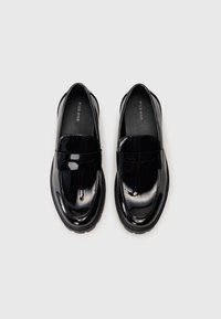 Svarta lackläderloafer med rund tå, med ett slankt band över den framre delen av skon och en texturerad sula för bra grepp.