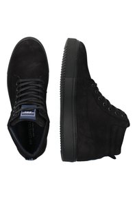 Zwarte suède hoge sneakers met platte veters, rubberen zolen en metalen oogjes. Kenmerkt zich door branding op de tong en gestructureerde zijkanten.