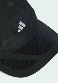 Czarna czapka z teksturowanej tkaniny, z gładkim daszkiem i trzema białymi paskami logo z przodu. Dodatki z siateczkowego wzoru.