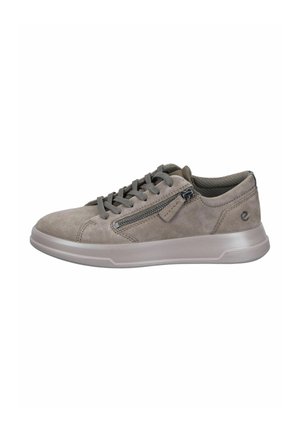 Lichtgrijze suède sneakers met een vetersluiting, ritsdetails aan de zijkant en een gestructureerde rubberen zool voor grip.