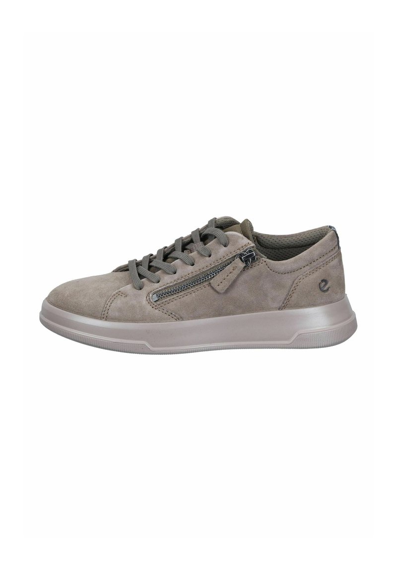 Lichtgrijze suède sneakers met een vetersluiting, ritsdetails aan de zijkant en een gestructureerde rubberen zool voor grip.