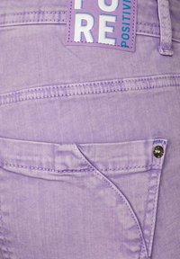 Cecil Jeans a sigaretta - lila