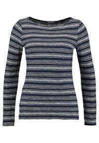 Haut à rayures à manches longues avec un col bateau. Base bleu marine avec des rayures blanches horizontales. Tissu doux, design ajusté, sans matériel visible.