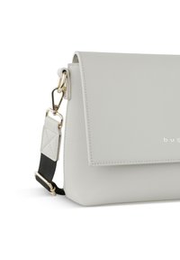 Borsa a tracolla rettangolare grigio chiaro con chiusura a pattina, tracolla nera regolabile e chiusura in metallo dorato su sfondo bianco.
