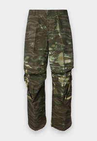 Kamouflage cargobyxor i gröna nyanser med en texturerad yta, som har flera fickor och en lös passform för ökad rörlighet.