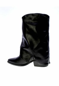 Stivale in pelle nera fino al polpaccio con tacco basso e leggermente appuntito, mostrato dal lato interno.