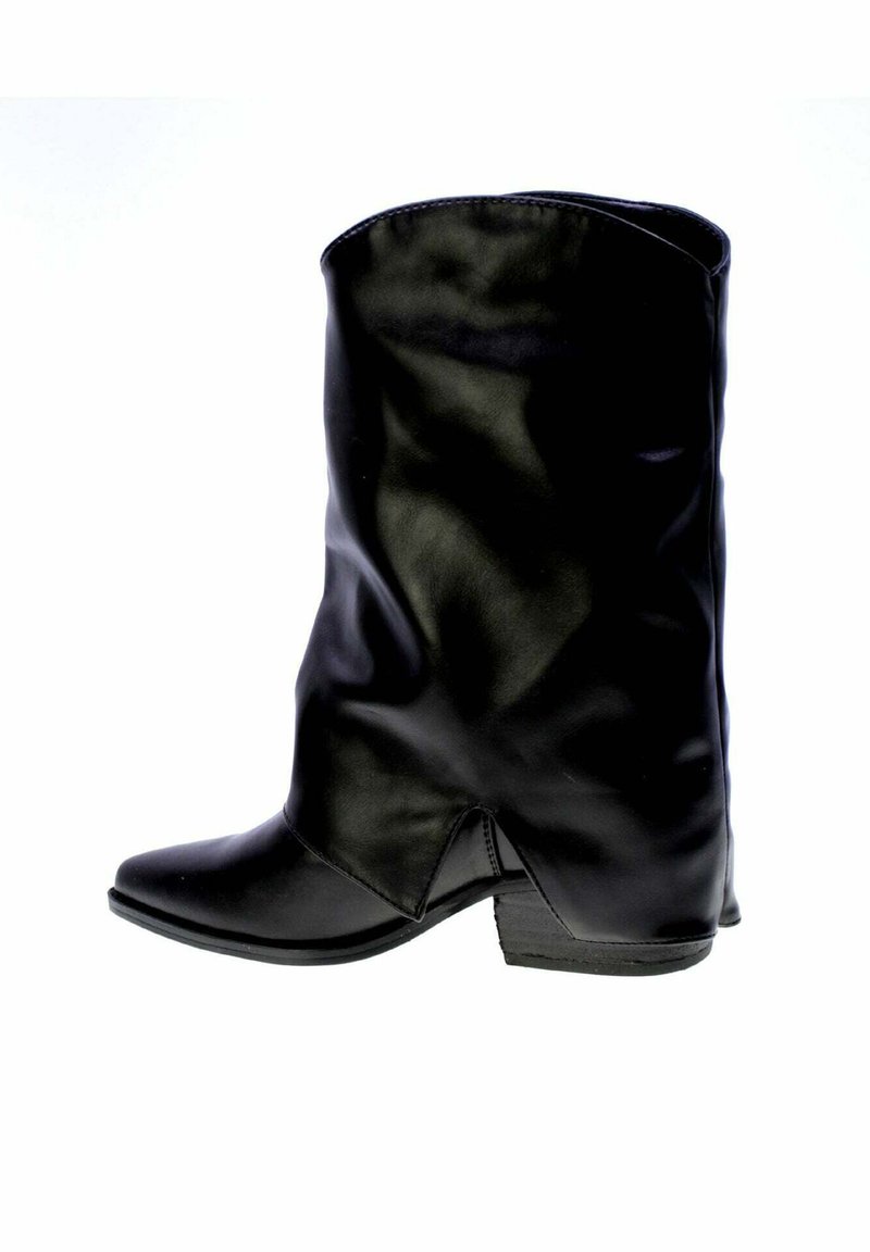 Stivale in pelle nera fino al polpaccio con tacco basso e leggermente appuntito, mostrato dal lato interno.