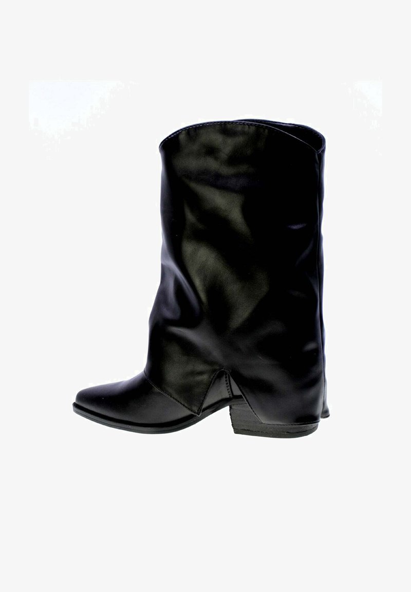 Stivale in pelle nera fino al polpaccio con tacco basso e leggermente appuntito, mostrato dal lato interno.