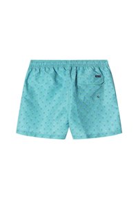 Shorts da nuoto turchesi con elastico in vita, dotati di una piccola tasca e un motivo a scudo ripetuto in blu scuro e dettagli bianchi.