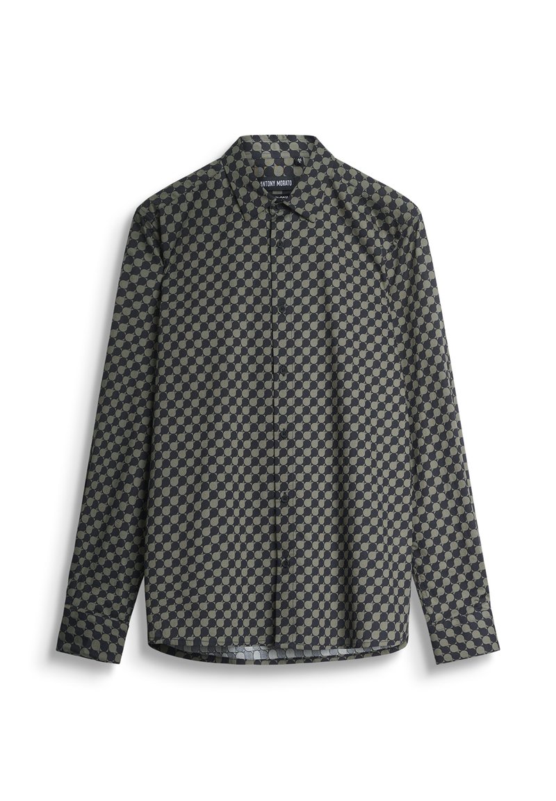 Camisa de manga larga en tonos oscuros con un patrón geométrico de círculos claros y oscuros alternos, confeccionada en una tela suave y con un cuello clásico.