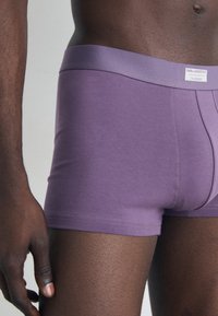 Paarse katoenen boxershorts met een soepele tailleband; etiket gelabeld "Karl Lagerfeld Thursday." Heeft een aansluitend ontwerp en naadloze stiksels.