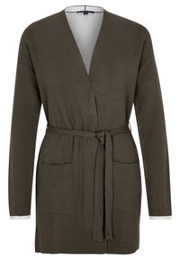 Cardigan en maille vert olive avec un design enveloppant, manches longues, deux poches avant et une ceinture à nouer. Les poignets présentent une finition plus claire.