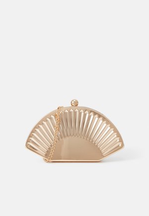 Metallic guld clutch med ribbet vifteform, kædestropp og sfærisk lås. Glat overflade, glossy finish og buet design.