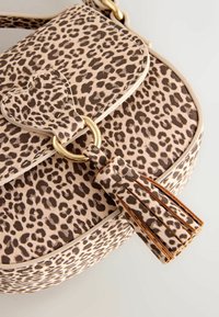 Leopardprint håndtaske i blødt materiale, med guldfarvet hardware, en frynse-detalje og en rund form med en dekorativ flaplukning.