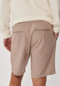 Matinique BARTON - Kratke hlače - simply taupe