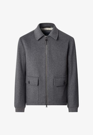 Chaqueta gris de lana con cuello de solapa, cierre frontal de cremallera y dos bolsillos de parche. Presenta tela texturizada y puños de canalé.