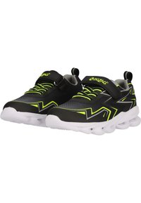 Chaussures de sport noires avec accents vert fluo, dessus en maille, lacets élastiques et sangle velcro. Semelle blanche translucide avec amorti à air.