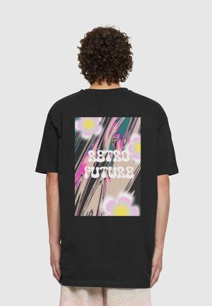 Melna pārspīlēta t-krekls ar krāsainu, abstraktu grafiku un tekstu "RETRO FUTURE" un ziedu motīviem rozā un dzeltenā krāsā.