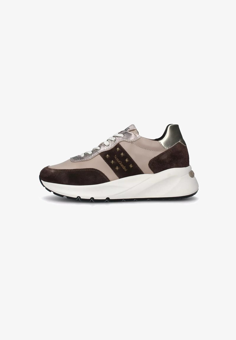 Sneaker sportive in una combinazione di pelle beige e camoscio marrone, con dettagli metallici sul tallone e una suola in gomma bianca con battistrada strutturato.