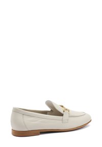 Mocassini bianchi in pelle con punta rotonda, patta anteriore e un accento in metallo dorato. Suola in legno marrone chiaro. Texture liscia.