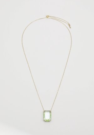 Delikat guldkæde med en rektangulær lysegrøn ædelstenspandant, vist på en almindelig hvid baggrund.