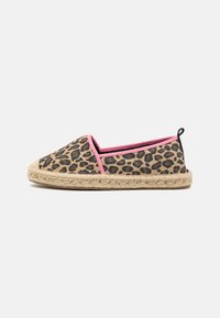 Espadrille s uzorkom leoparda, sa potplatom od jute užeta, ružičastim akcentima na gornjem rubu i dizajnom za obuvanje. Teksturirana tkanina izvana.