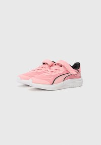 Baskets de sport roses avec une tige en mesh, dotées d'accents noirs, d'une sangle de soutien et d'une semelle blanche texturée. Conçues pour le confort et la stabilité.
