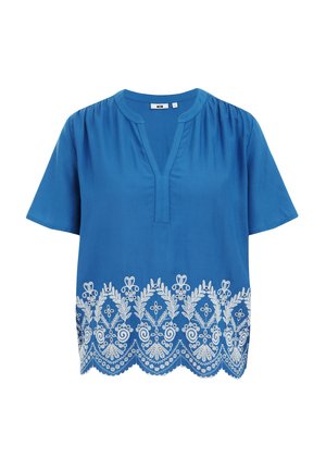 Blå kortärmad blus med V-ringning, prydd med vita broderade blommönster längs nederkanten och en scalloped fåll.