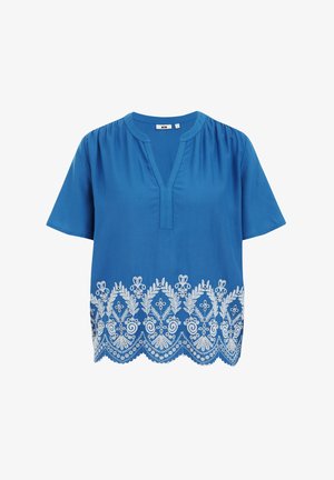 Mėlyna trumpomis rankovėmis palaidinė su V formos iškirpte, kuri turi baltų siuvinėtų gėlių motyvų apatinėje dalyje ir banginę kraštą.