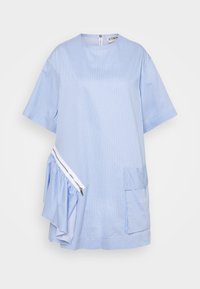 Robe bleu clair à manches courtes avec fines rayures verticales blanches, un détail volanté zippé sur un côté et une poche plaquée à l'avant.