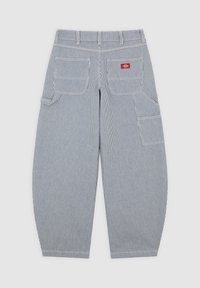 Pantalon de travail à rayures verticales bleues et blanches, deux grandes poches arrière, une poche latérale pour outils et un écusson rouge avec logo de marque sur la poche arrière droite.