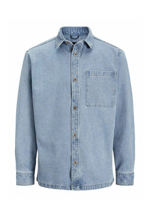 Hellblaues Denim-Hemd mit langen Ärmeln, Knopfleiste, spitzem Kragen, einer einzelnen Brusttasche und kontrastierenden Nähten. Weiche Textur.