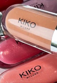 KIKO Milano läppprodukter i klara rör. En nude, en rosa med glitter, en djup rosa, med glänsande ytor och silverlock.