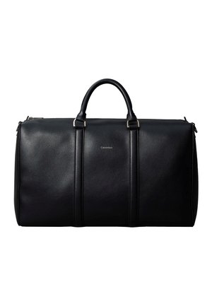 Schwarze Leder-Weekender-Tasche mit doppelten Griffen und silbernen Beschlägen, mit einem kleinen geprägten Logo, das zentriert unter den Griffen angebracht ist.
