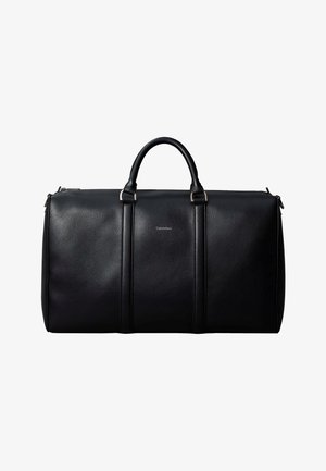 Zwarte leren duffel tas met dubbele handvatten en zilveren beslag, met een klein gegraveerd logo gecentreerd onder de handvatten.