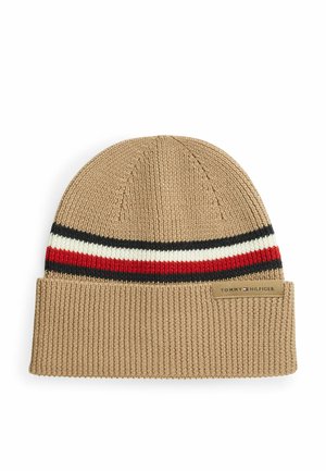 Beige strikket beanie med opfoldet kant, med sorte, hvide og røde horisontale striber og et lille Tommy Hilfiger logomærke.