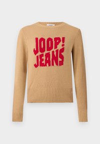 Beige gebreide trui met ribbels aan de mouwen en onderkant. Heeft grote rode tekst "JOOP! JEANS" prominent afgebeeld aan de voorkant.
