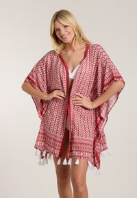 Sarkans un balts rakstains kimono ar vieglu audumu, atvērtu priekšpusi, īsām piedurknēm un pušķu akcentiem apakšmalā.