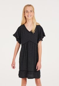 Schwarzes, kurzärmliges Kleid mit V-Ausschnitt, Rüschärmel und gerafftem Bund, ausgestattet mit einem gestuften Saum für zusätzliche Textur.