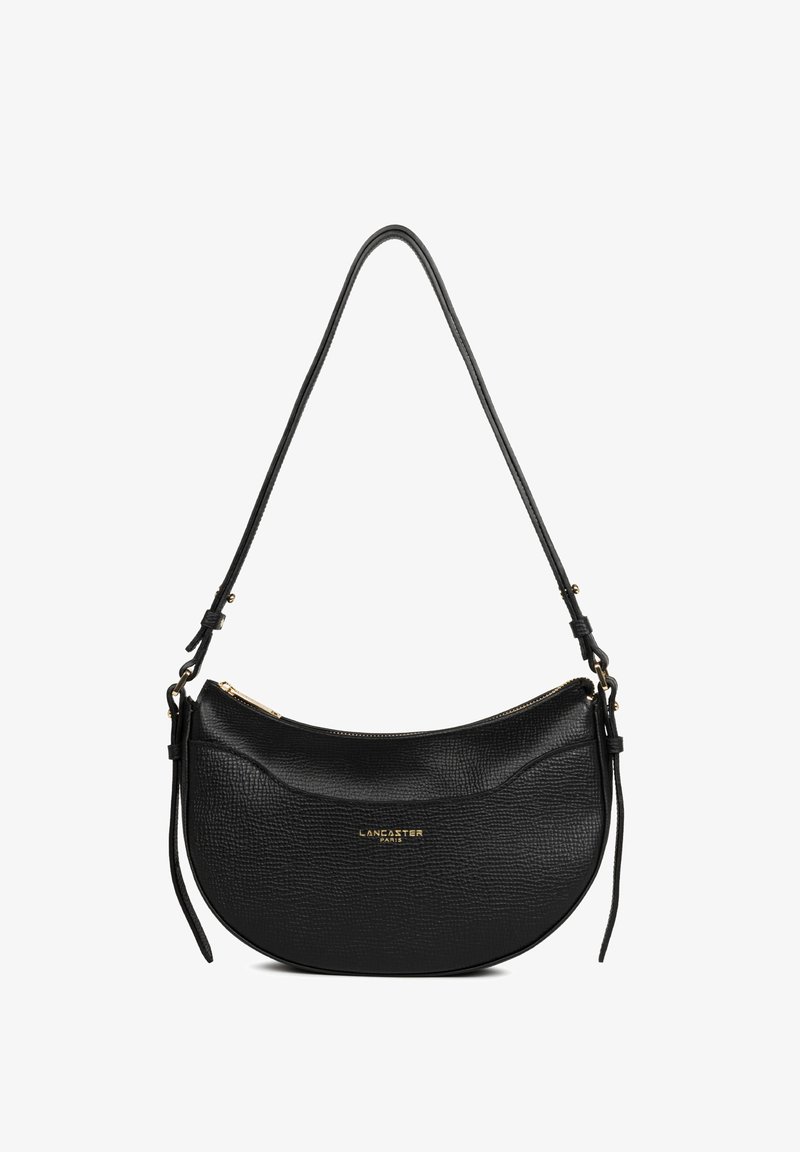 Sac à bandoulière en cuir noir texturé avec fermeture éclair dorée, bandoulière ajustable et logo "Lancaster Paris" devant au centre.