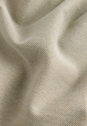 Tessuto beige con una texture a sottile motivo a spina di pesce, che mostra una morbida caduta e una riflessione della luce variabile sulla sua superficie.