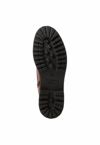Suela de bota de cuero marrón con patrones de profundidad y perillas elevadas, con marca grabada "s.Oliver" y una forma redondeada.