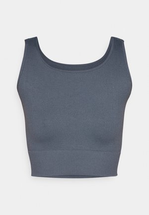 Donkergrijze geribbelde crop top met een ronde halslijn en brede schouders. De textuur is glad en het ontwerp is aansluitend met een rekbare band aan de onderkant.