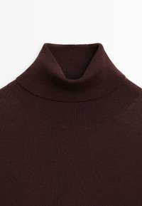 Burgundy polotröja med randig textur och åtsittande krage, med en jämn stickad material och en sömlös design.